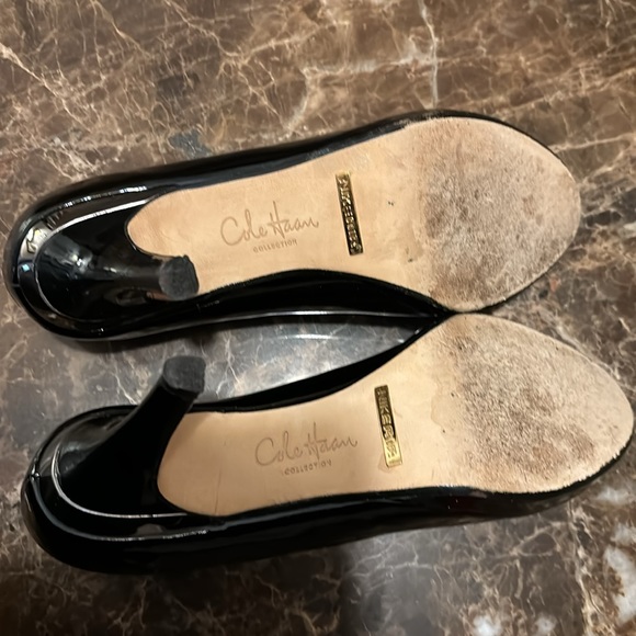 Cole Haan peep toe black Patton pumps with red cloth bag. Size 8 1/2 B. - Picture 4 of 4